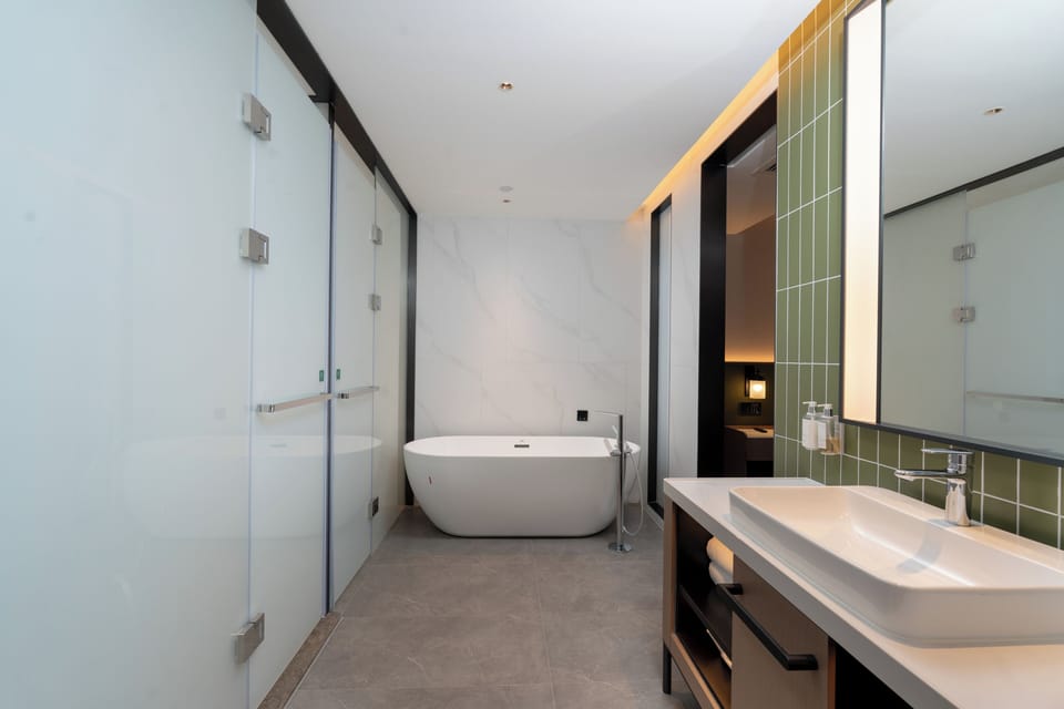 One Bedroom Suite | Bathroom | Free toiletries, hair dryer, slippers, towels