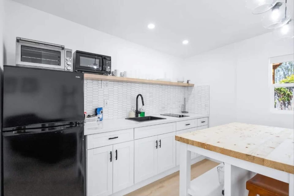This kitchenette is equipped with cooking basics and appliances. 
