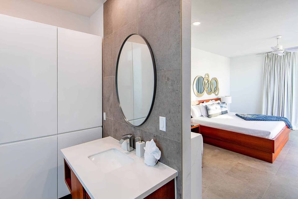 Villa | Bathroom | Shower, free toiletries, hair dryer, towels