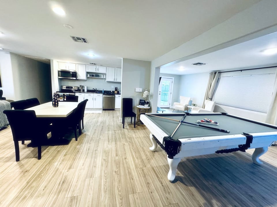 Pool table 