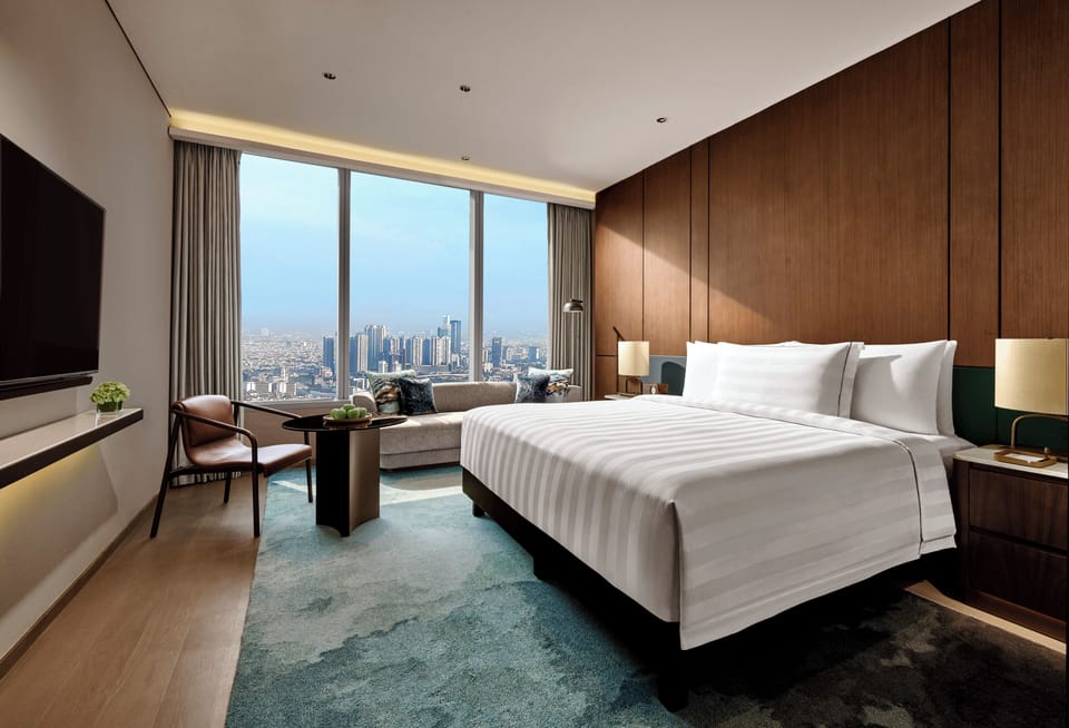 Premier King Room | Hypo-allergenic bedding, down comforters, pillowtop beds, minibar