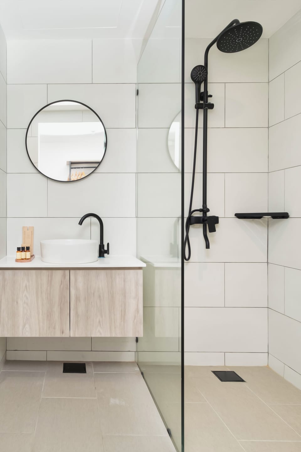 Deluxe King Room | Bathroom | Free toiletries, hair dryer, slippers, bidet