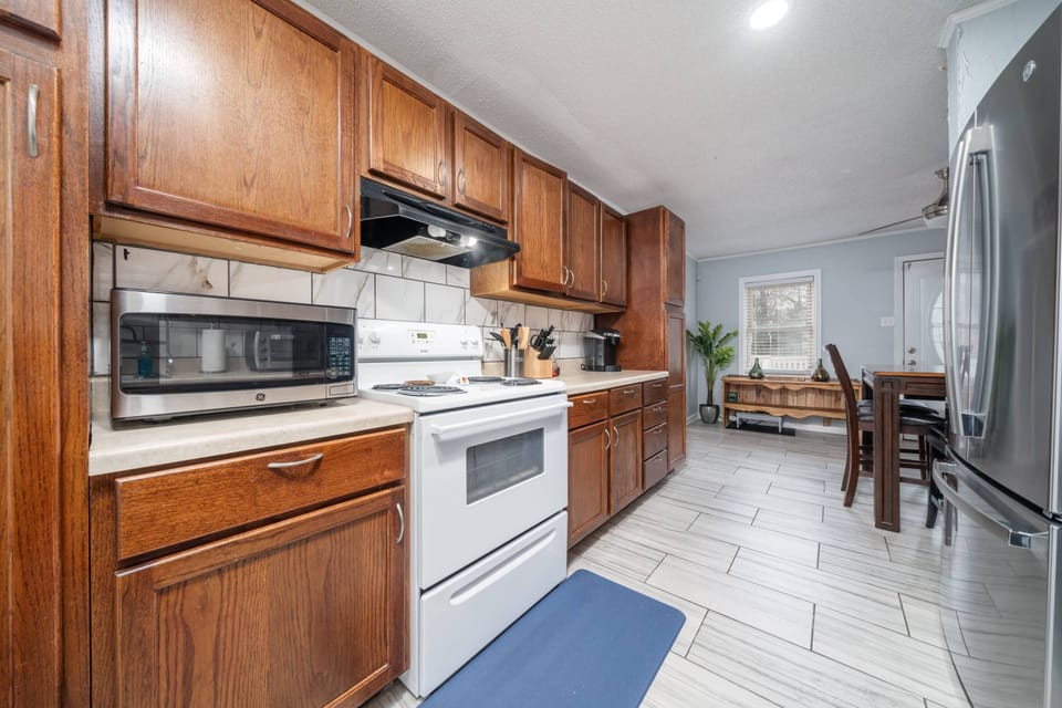 Kitchen Area | Microwave | Cooking Essentials