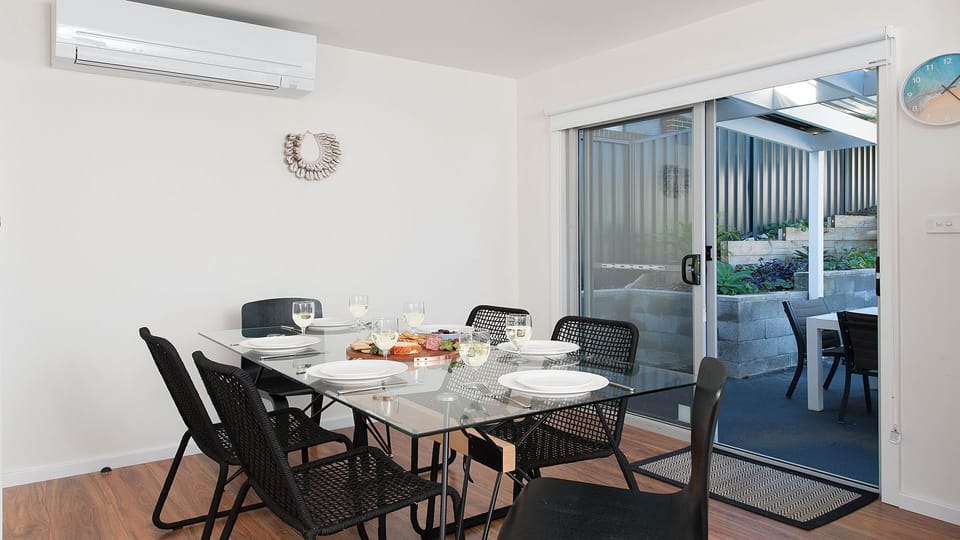 Aloha Beach House | Dining room | Air conditioning | Garden view