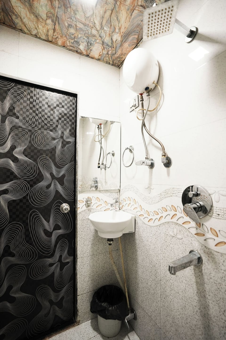 Standard Double Room | Bathroom | Shower, rainfall showerhead, free toiletries, towels