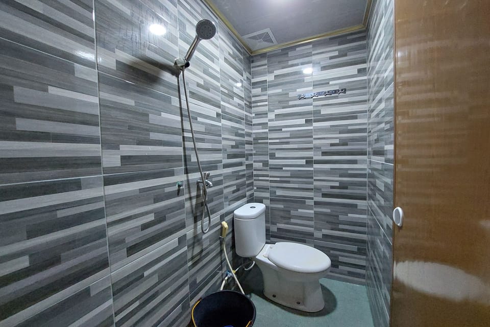 Standard Double Room | Bathroom | Shower, rainfall showerhead, towels