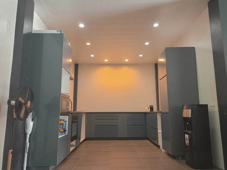 Premium bedding, in-room safe, blackout drapes, soundproofing