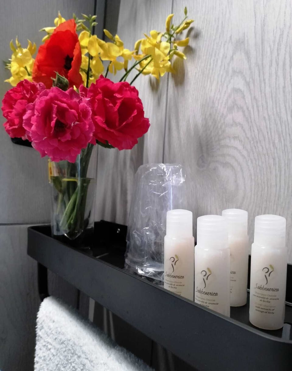 Comfort Quadruple Room | Bathroom | Shower, rainfall showerhead, free toiletries, hair dryer