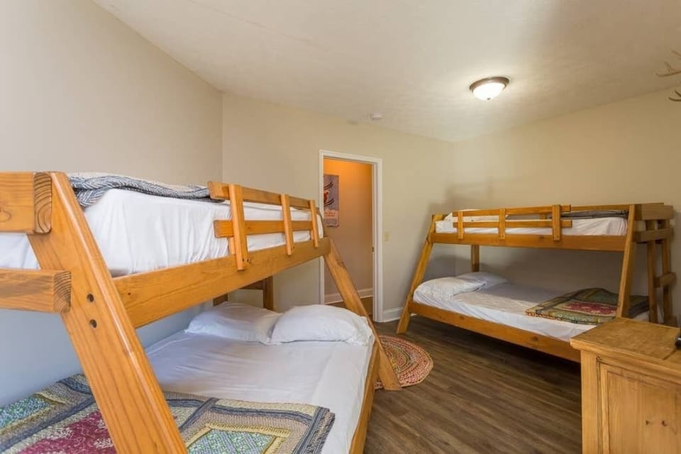 Grand Log 4 - 1 large bedroom with 2 Twin-Over-Full bunk beds