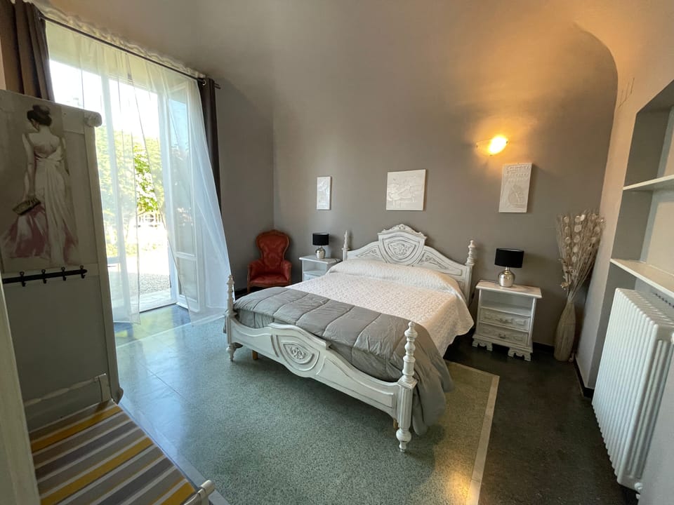 Classic Double Room | Individually furnished, blackout drapes, soundproofing