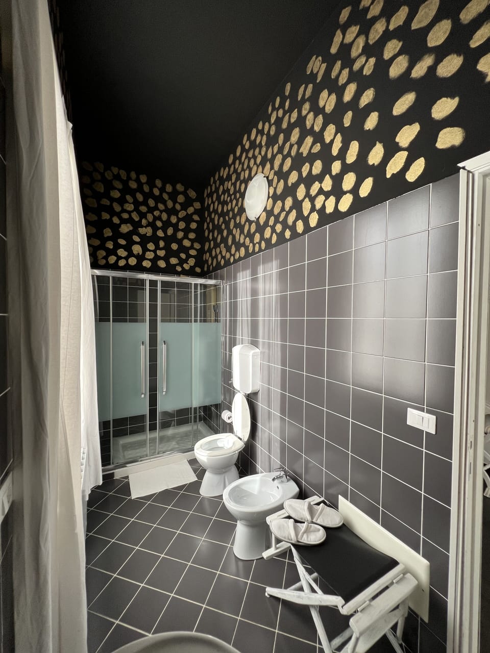 Family Suite | Bathroom | Free toiletries, hair dryer, bathrobes, slippers