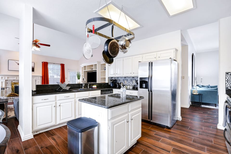 Fully equipped kitchen with high quality granite countertops.