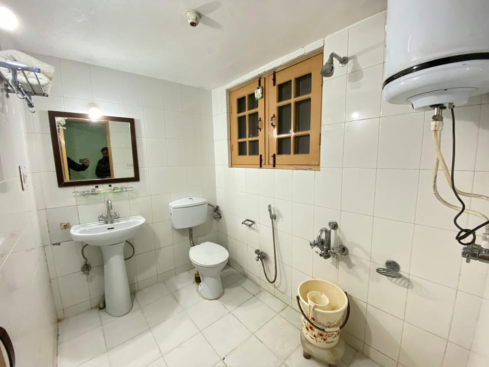 Comfort Double Room | Bathroom | Shower, rainfall showerhead, slippers, towels