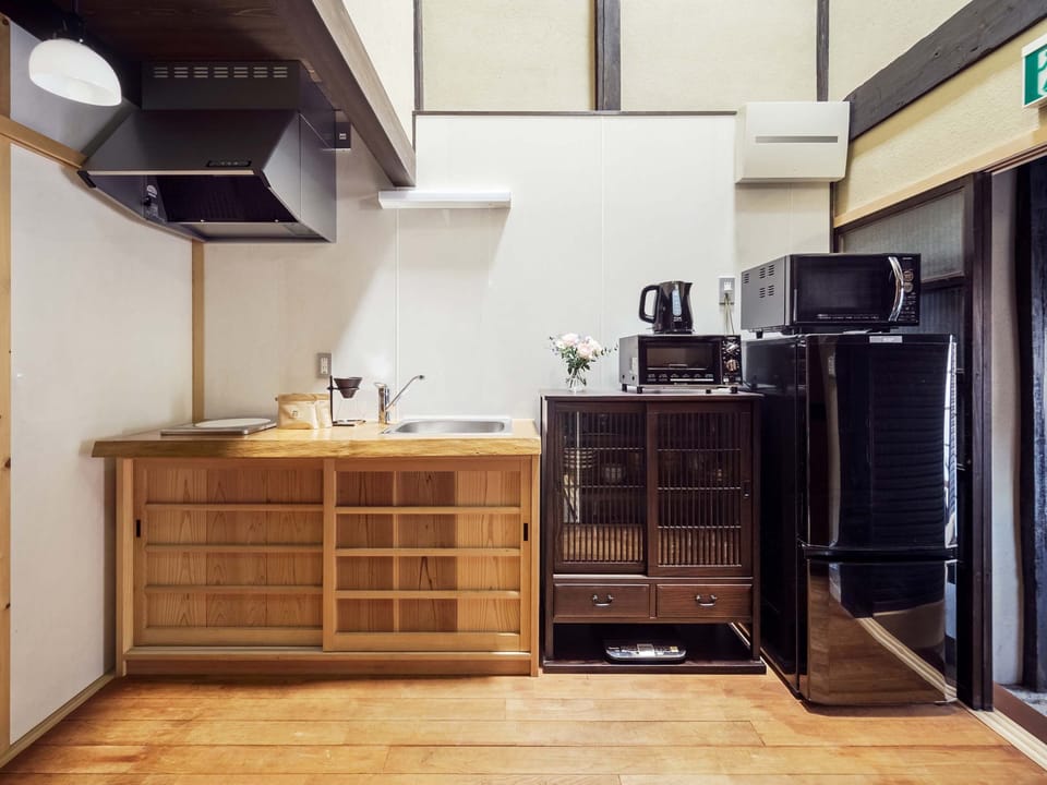 Traditional House | Private kitchenette | Mini-fridge, microwave, stovetop, electric kettle