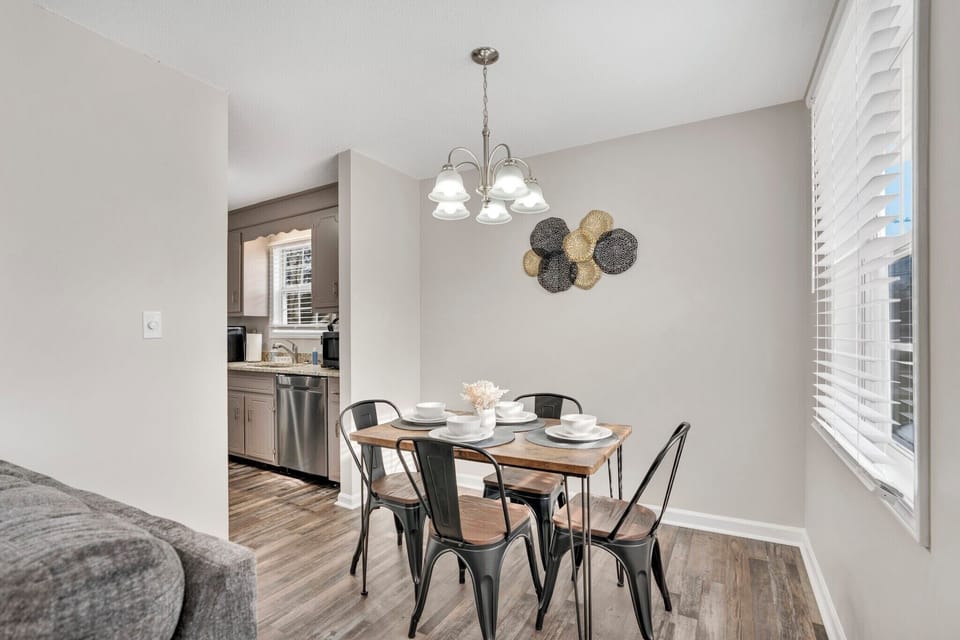 [Dining area] Next to the living room!
