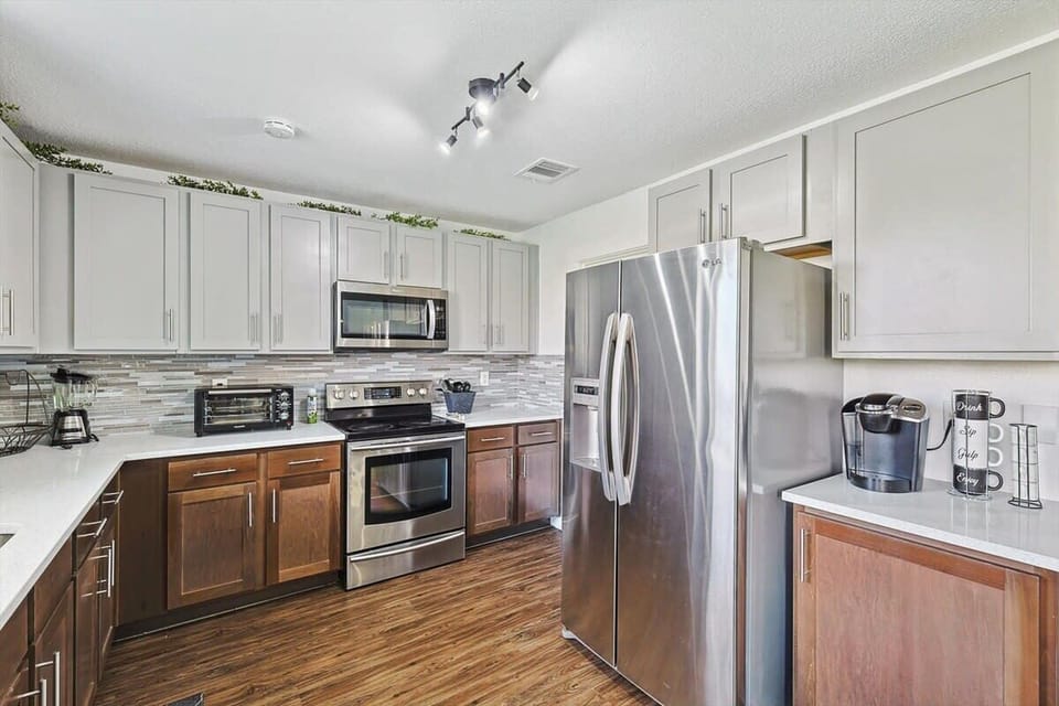 Upgraded with high-end finishes, let this fully equipped kitchen inspire your inner culinary creativity and genius as you whip up a tasty homecooked meal!