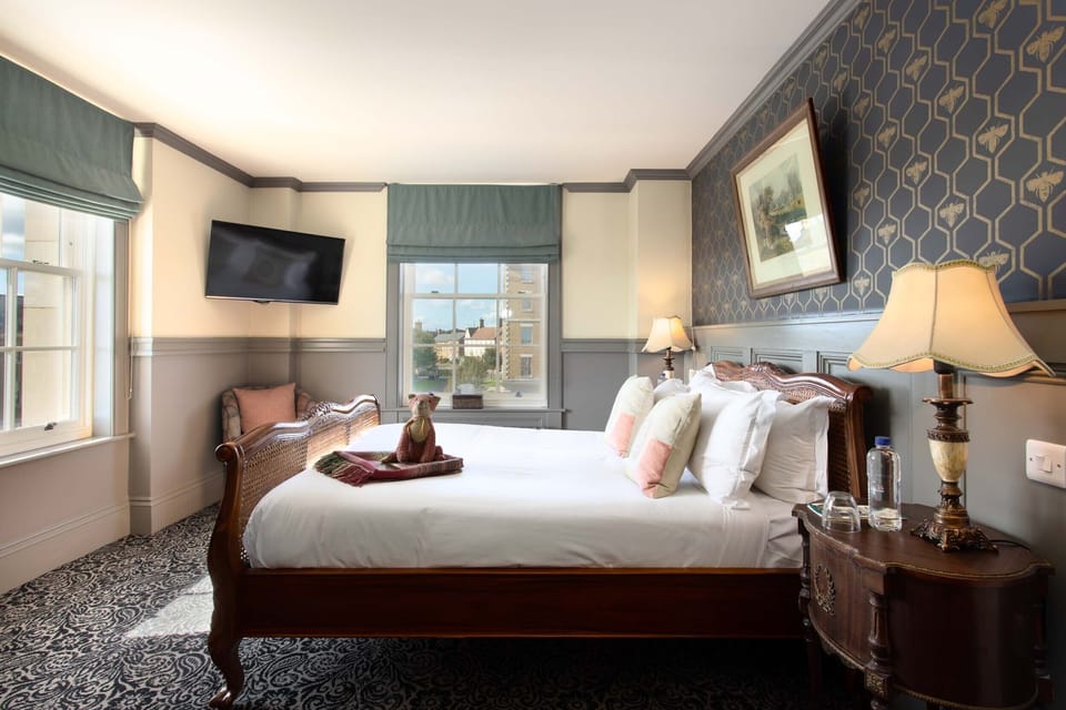 Deluxe Double Room | Hypo-allergenic bedding available, desk, WiFi (free), bed sheets