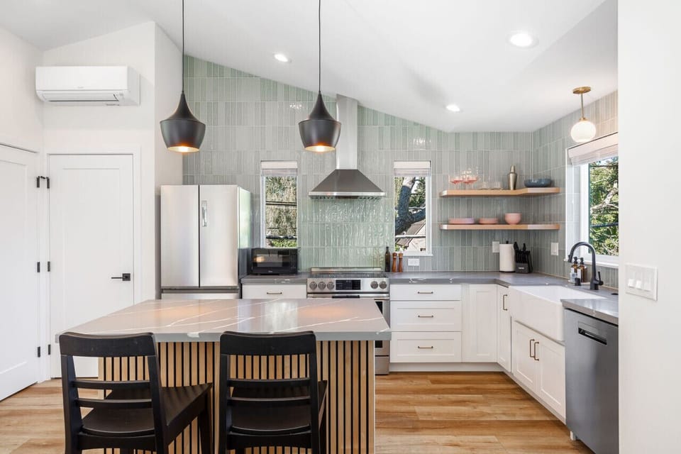 Custom fully-stocked Kitchen