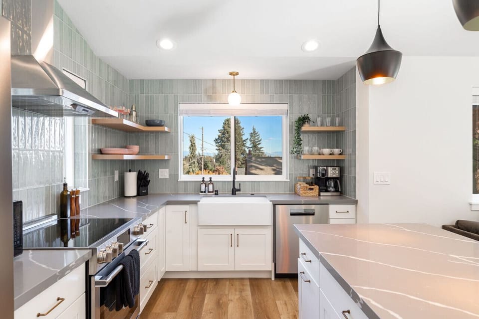 Custom Fully-stocked Kitchen