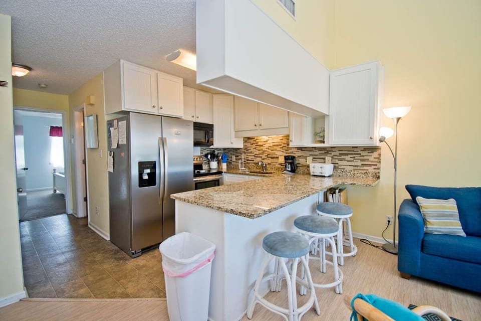 Kitchen w/ Bar Seating