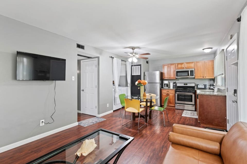 Dinning and kitchen : Elegant glass-topped table ,  four comfortable chairs, complemented by a beautiful granite countertop. Delight in preparing meals in this charming kitchen while simultaneously indulging in your favorite TV show.