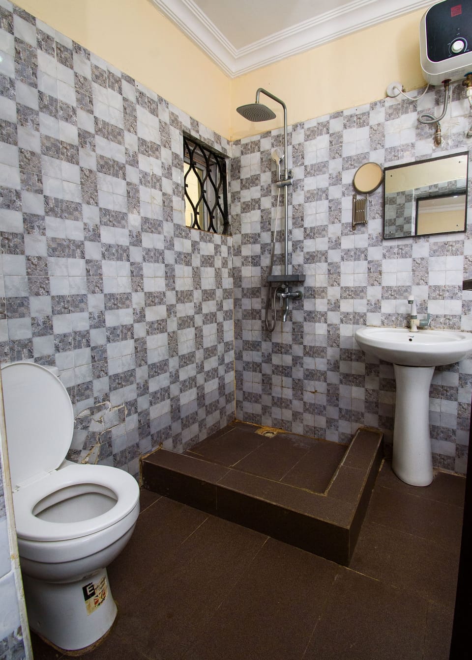 Premium Room | Bathroom | Shower, rainfall showerhead, free toiletries, towels