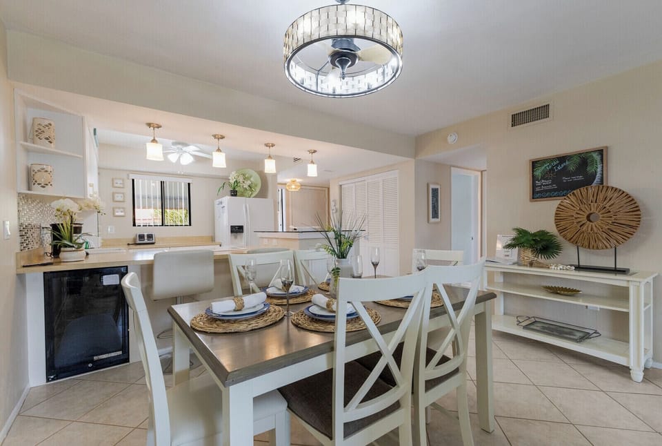 Dining area overlooking the kitchen