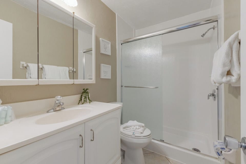 Primary bath with shower/tub