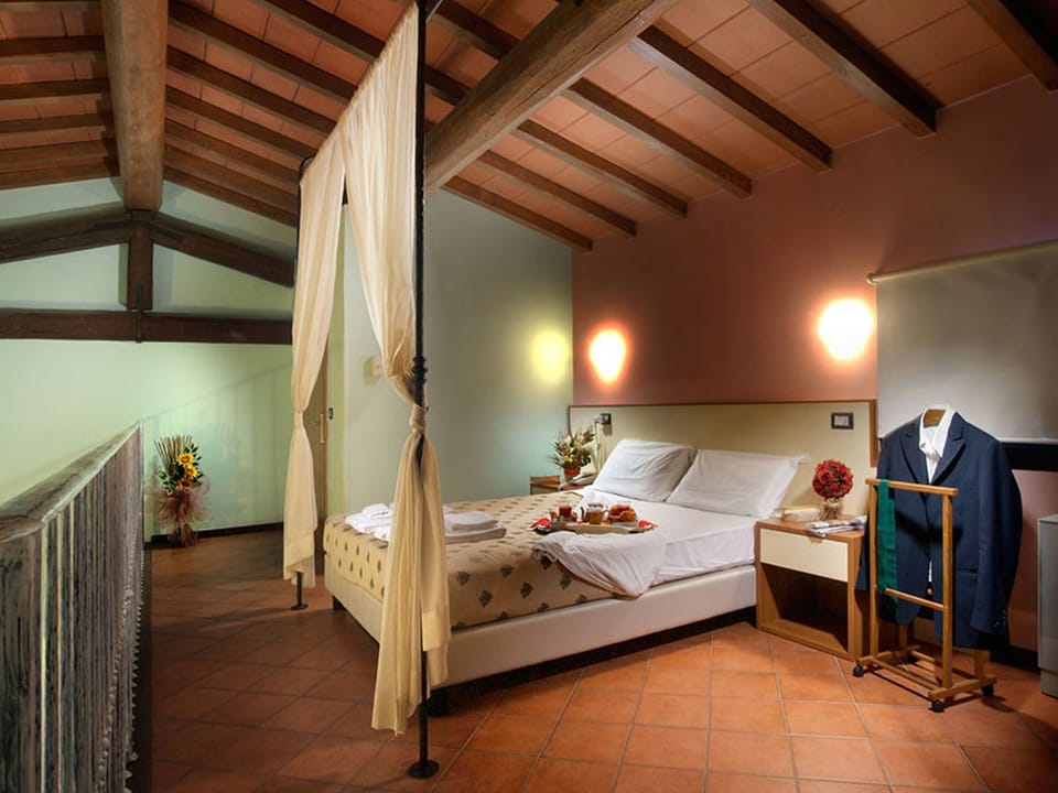 Family Room | In-room safe, desk, free WiFi, bed sheets