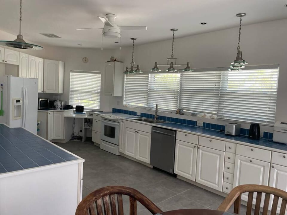 Full kitchen