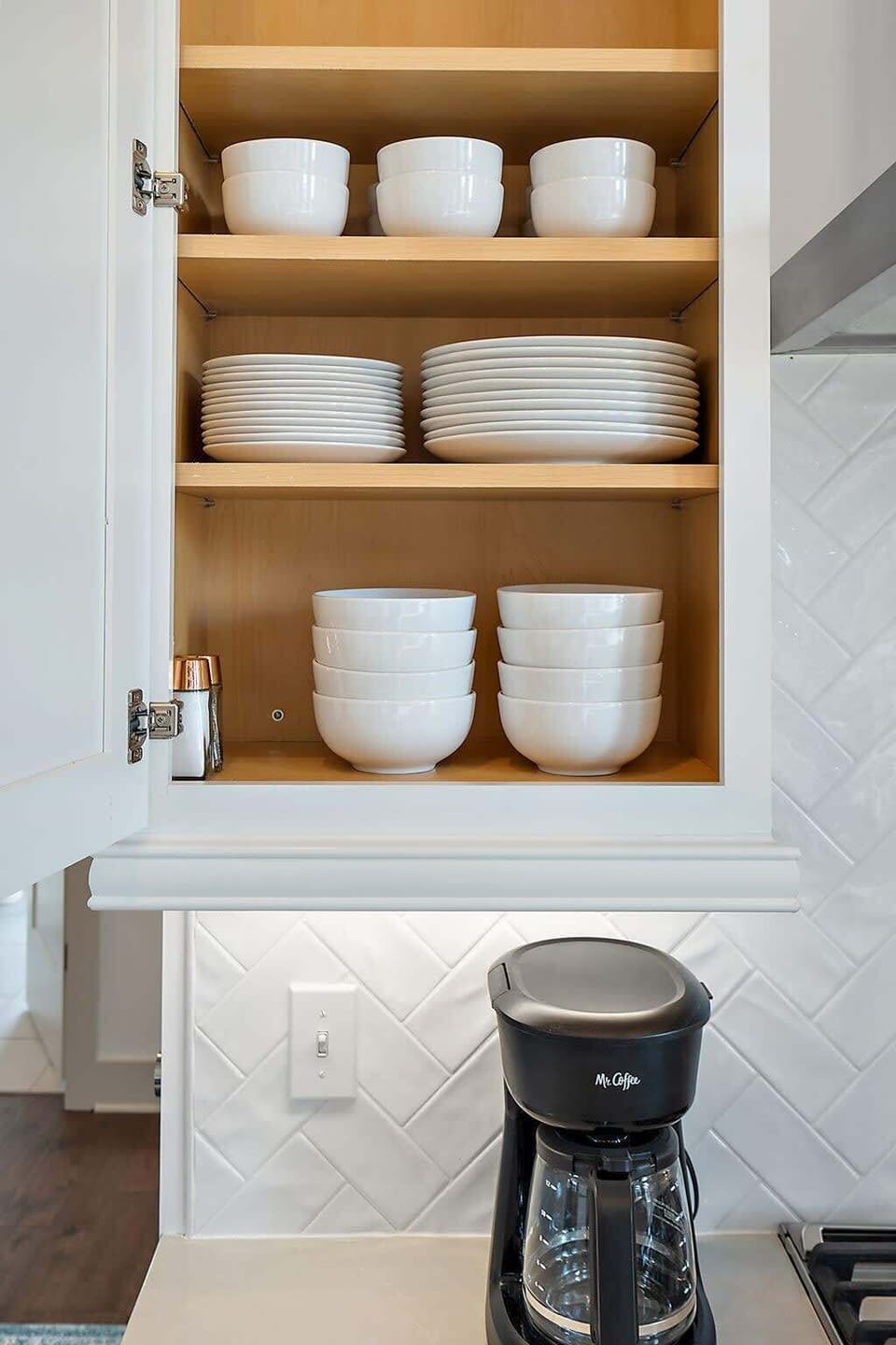 Kitchen cabinet that stores your tablewares