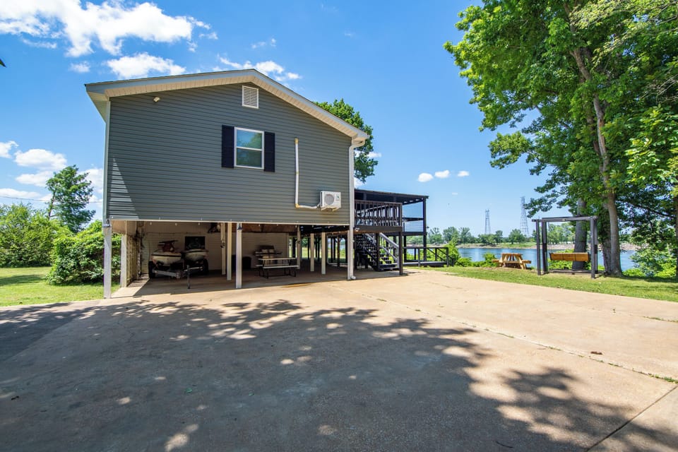 The VIEWS of the Tennessee River and Pickwick Lake!