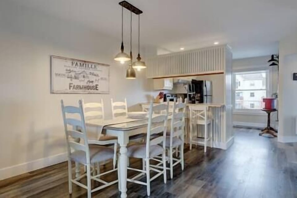 Dining table (3)