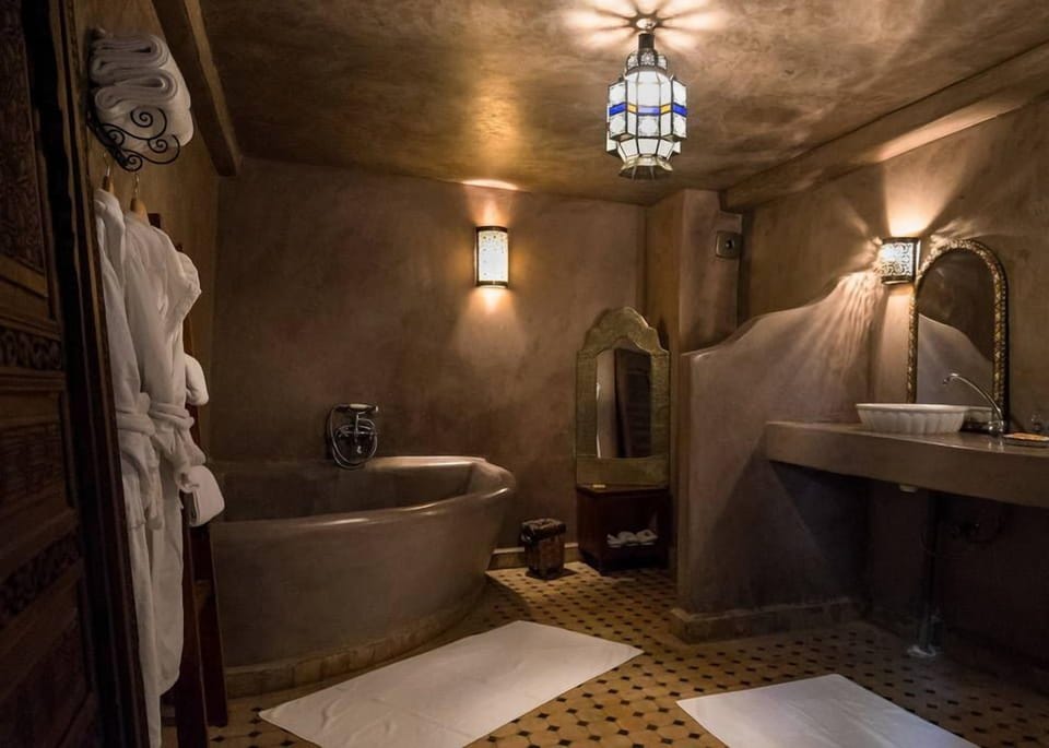 Comfort Quadruple Room, 1 Bedroom, Private Bathroom, Courtyard Area | Bathroom | Free toiletries, hair dryer, towels