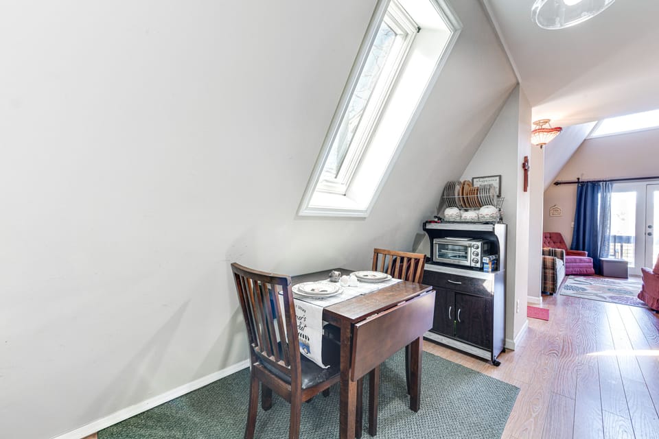 Dining Area | Dishware & Flatware Provided