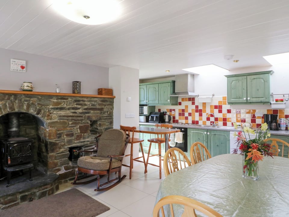Cottage | Private kitchen | Dishwasher, electric kettle, toaster, cookware/dishes/utensils