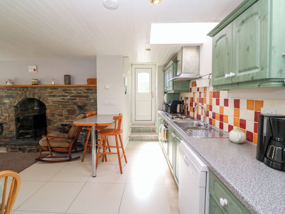 Cottage | Private kitchen | Dishwasher, electric kettle, toaster, cookware/dishes/utensils