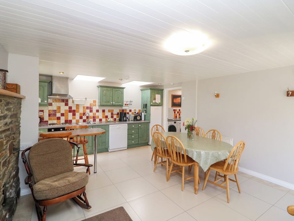 Cottage | Dining