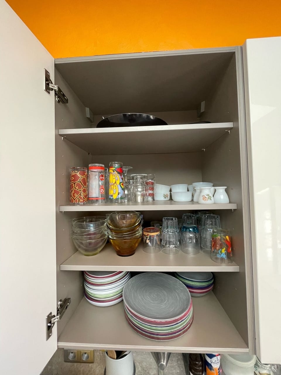Fully Equipped Kitchen with appliances and Cookware