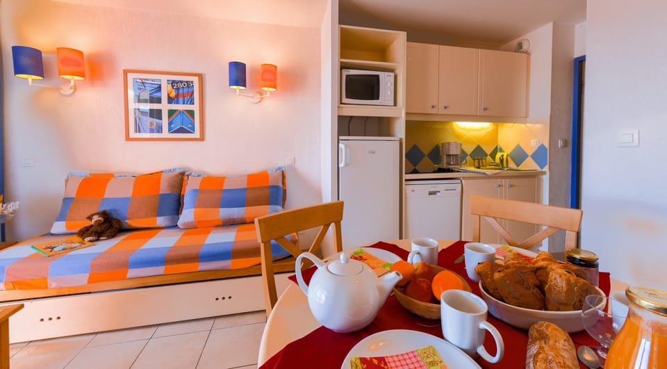Make a tasty snack in your own kitchenette!