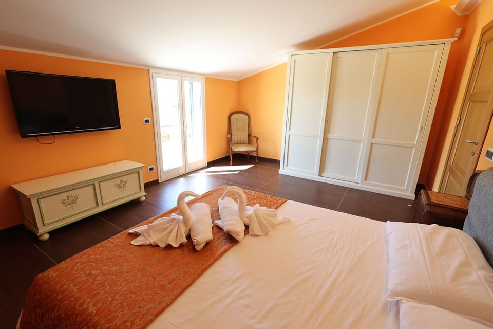 Building, Cabinetry, Comfort, Wood, Interior Design, Orange, Bed, Door, Television, Floor