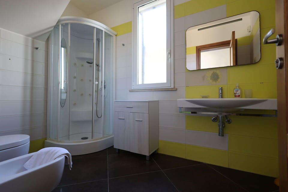 Mirror, Tap, Property, Plumbing Fixture, Sink, Building, Bathroom Cabinet, Bathroom, Purple