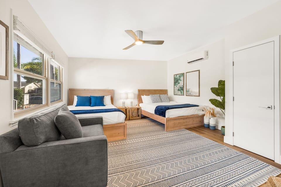 Studio has everything! Two queen beds, twin pull out kitchen and full kitchen. 