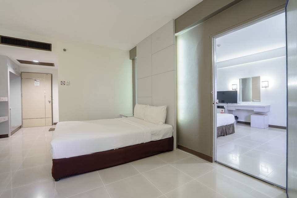 Standard Double Room | Minibar, desk, rollaway beds (surcharge), WiFi (free)