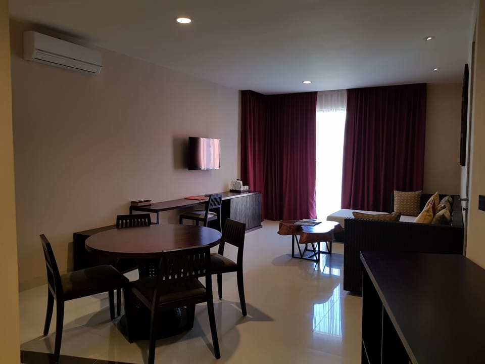 Suite, 1 Bedroom | In-room dining