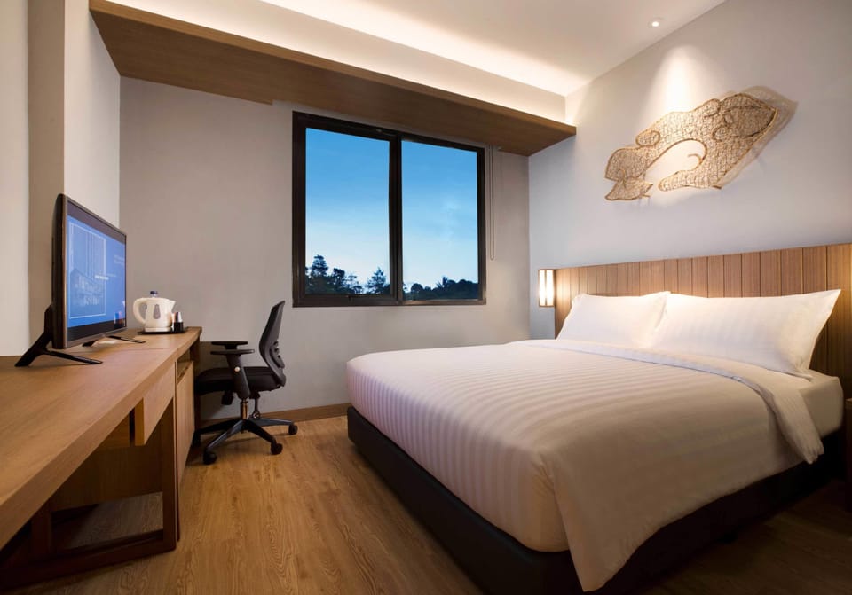 Minibar, in-room safe, desk, free WiFi