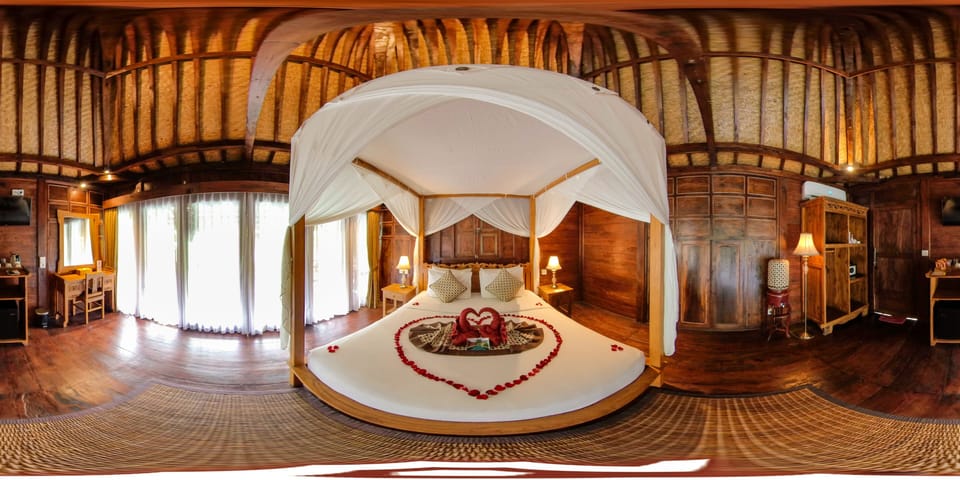 Classic Cottage | Down comforters, minibar, in-room safe, desk