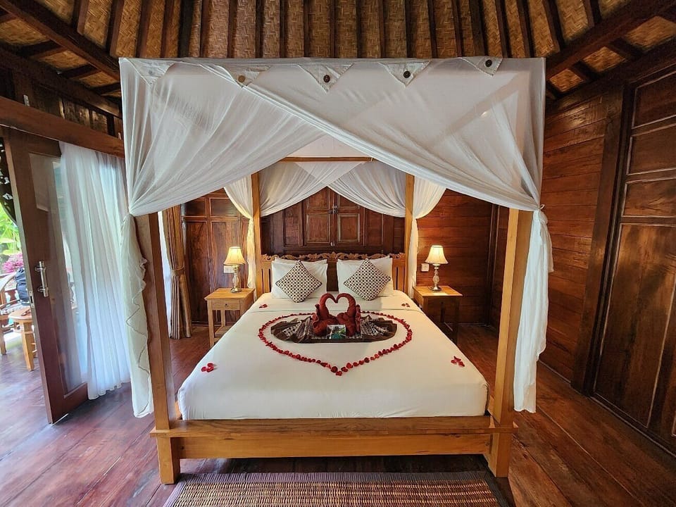 Classic Cottage | Down comforters, minibar, in-room safe, desk