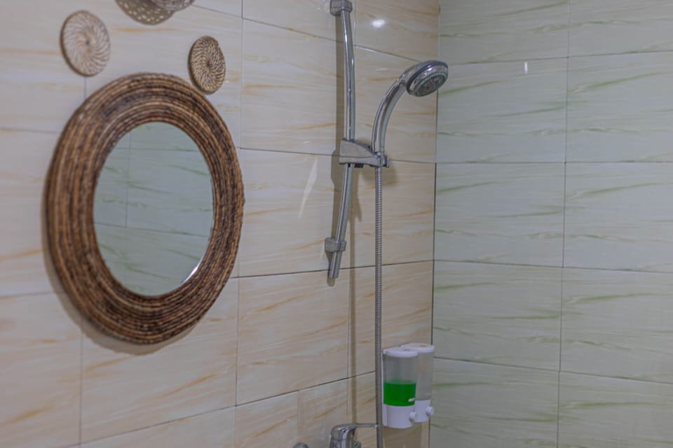Standard Twin Room | Bathroom | Shower, towels, soap, shampoo