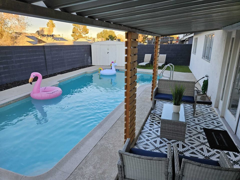 Patio furniture for 5 people and we have 2 sun tanning chairs as well. 